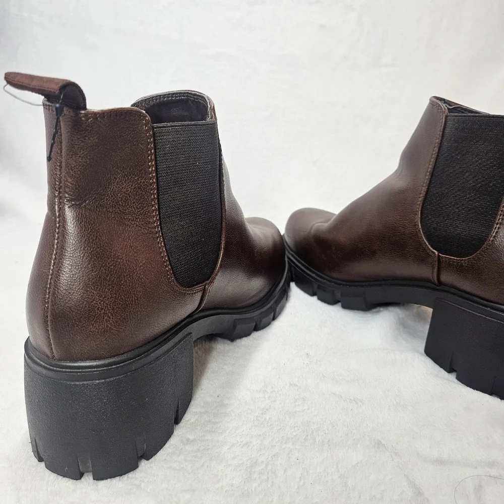 SODA Brown Ankle Boots Women's Size 9 Chunky Lug Sole Pull-On Chelsea